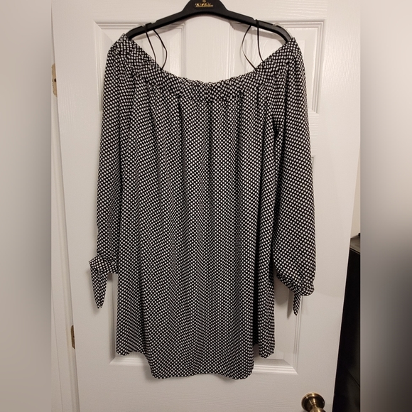 Express Off the Shoulder Dress - Picture 4 of 4